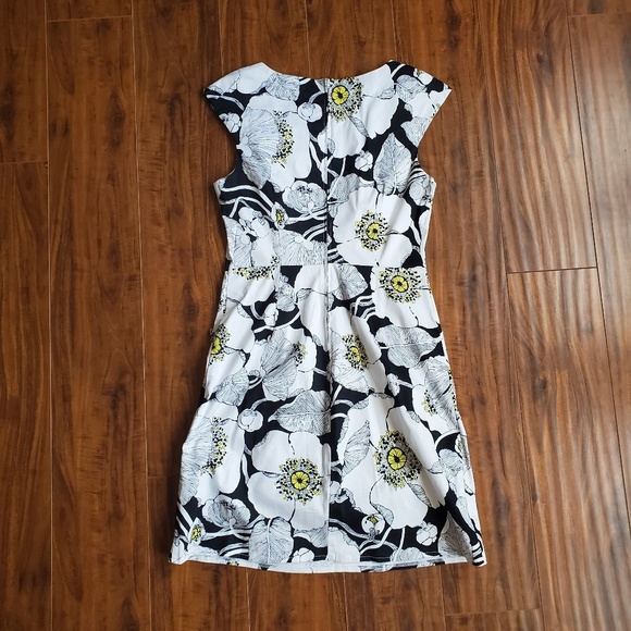 EUC! Black White Poppy Floral Print Work Dress - Picture 2 of 4